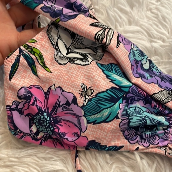 NWT Vera Bradley
Meadow and Meadow Monotone Savannah Reversible Bikini Top - Picture 8 of 12